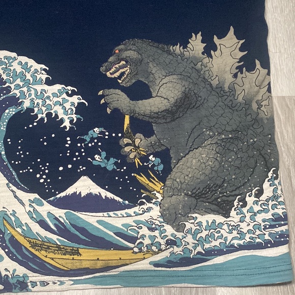 NWT Rare Godzilla X Hokusai Ukiyoe Wave Print Limited Edition Graphic Tee - Picture 6 of 8